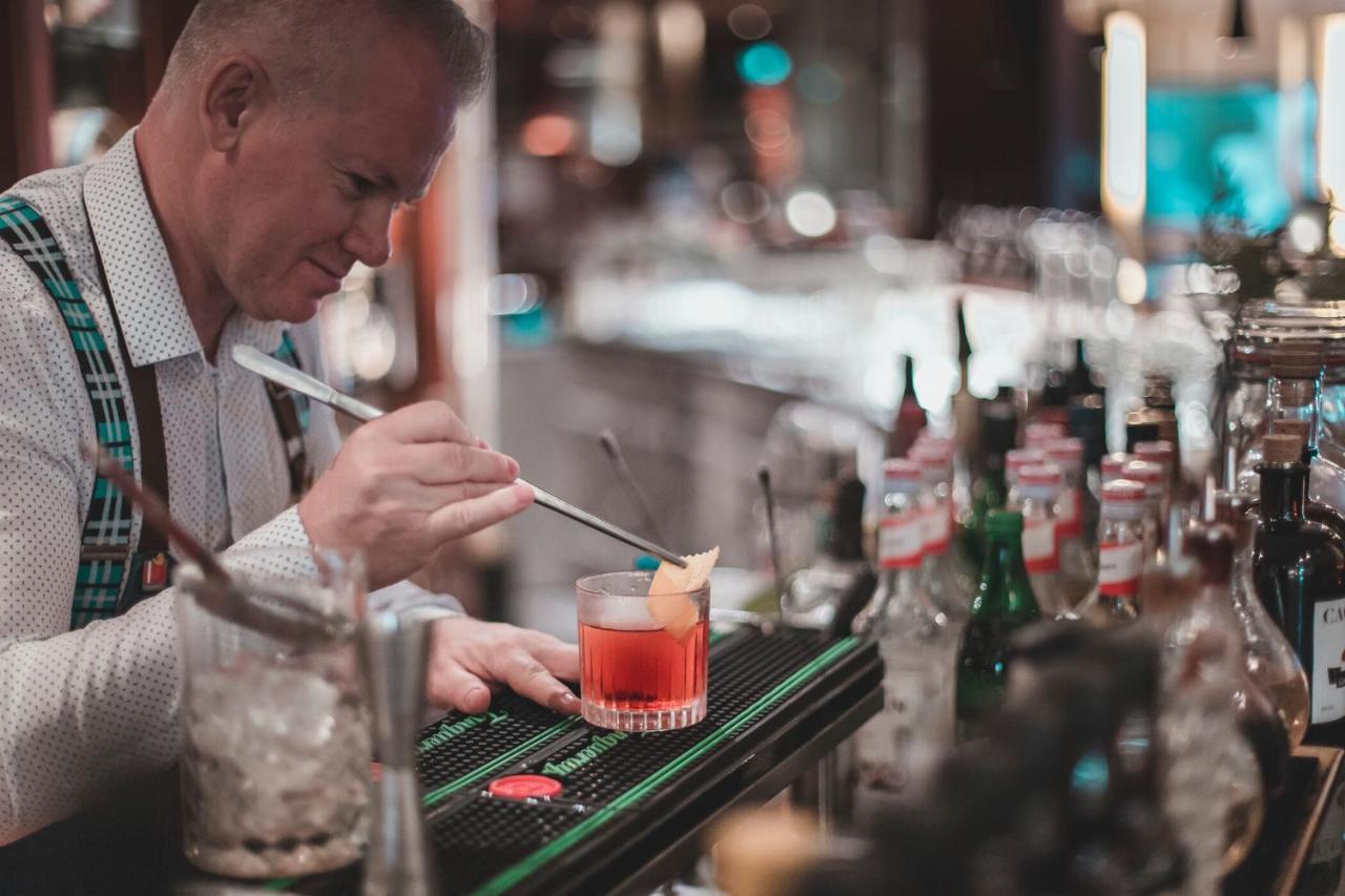 فندق ذا ويستن جراند ميونيخ المظهر الخارجي الصورة A bartender at work