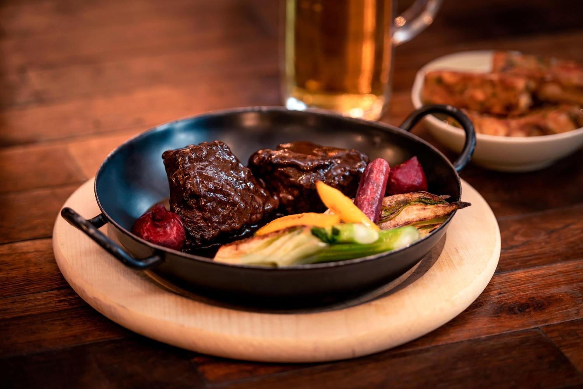 فندق ذا ويستن جراند ميونيخ المظهر الخارجي الصورة A typical pub meal
