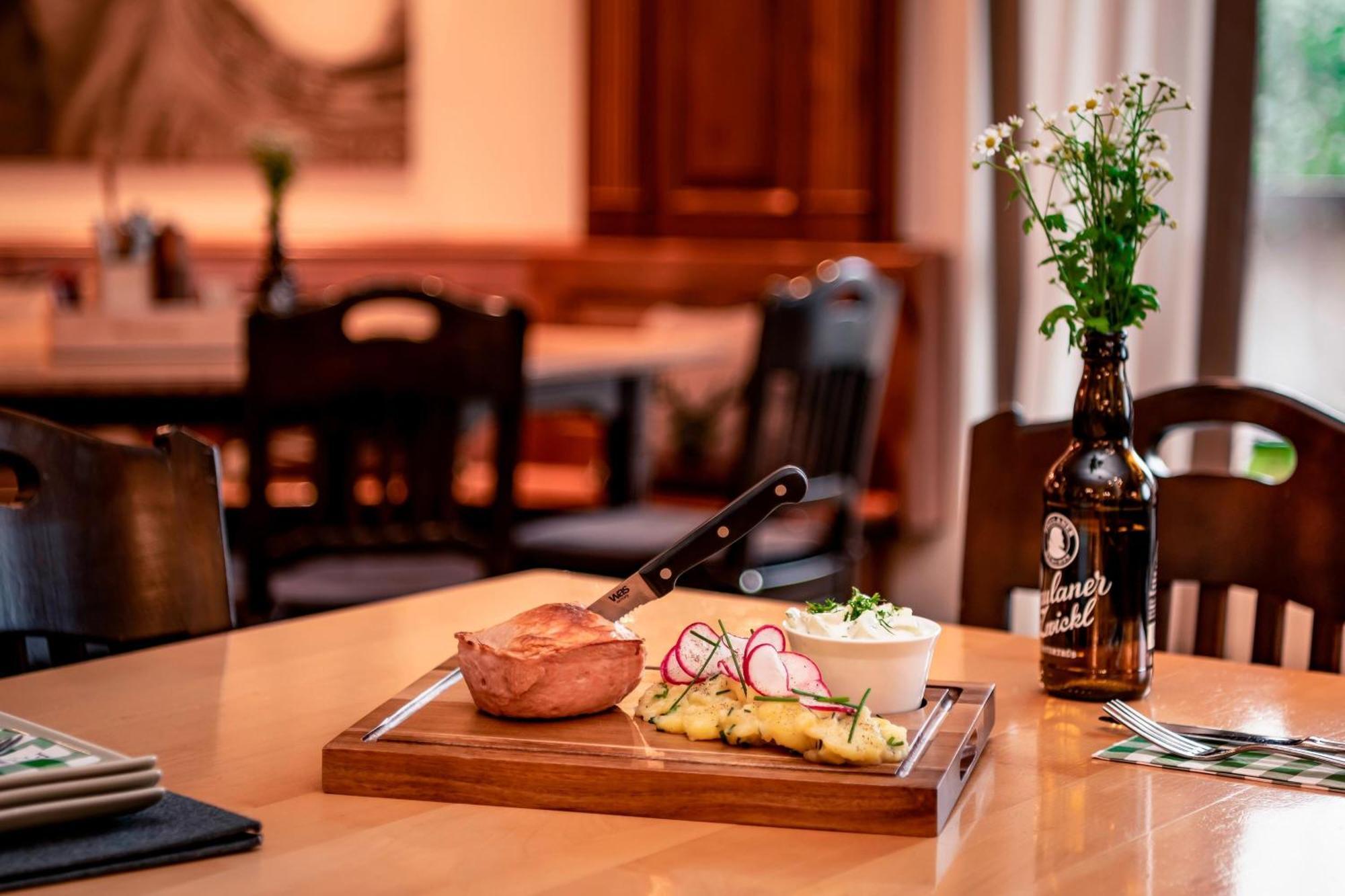 فندق ذا ويستن جراند ميونيخ المظهر الخارجي الصورة A traditional German meal with a bottle of Kölschstange