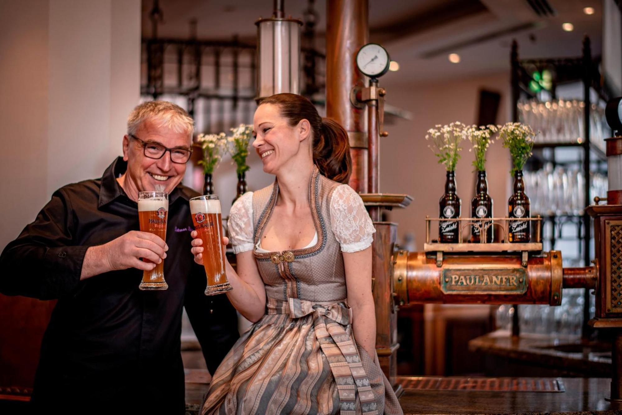 فندق ذا ويستن جراند ميونيخ المظهر الخارجي الصورة A woman in a dirndl