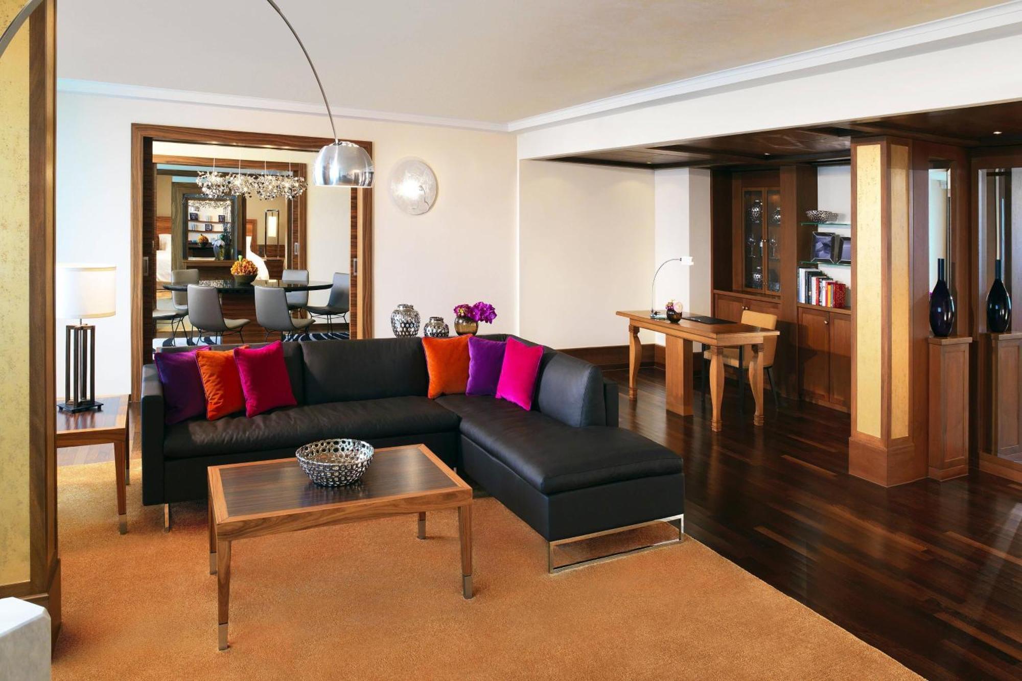 فندق ذا ويستن جراند ميونيخ المظهر الخارجي الصورة A living room in a suite at the InterContinental Mumbai