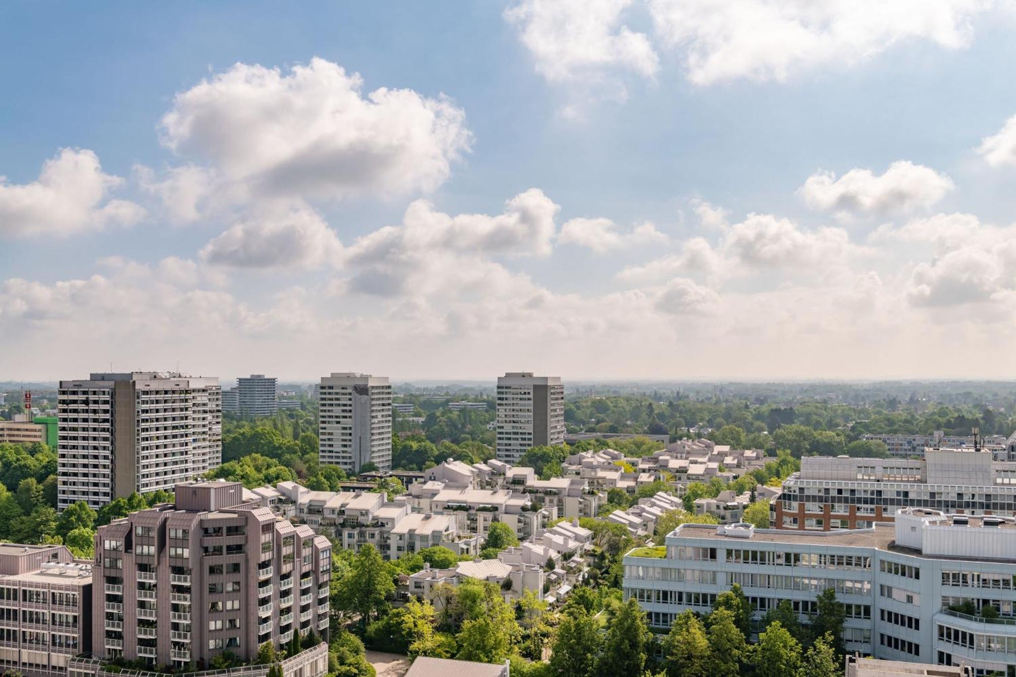 فندق ذا ويستن جراند ميونيخ المظهر الخارجي الصورة Overlooking the town of Markham