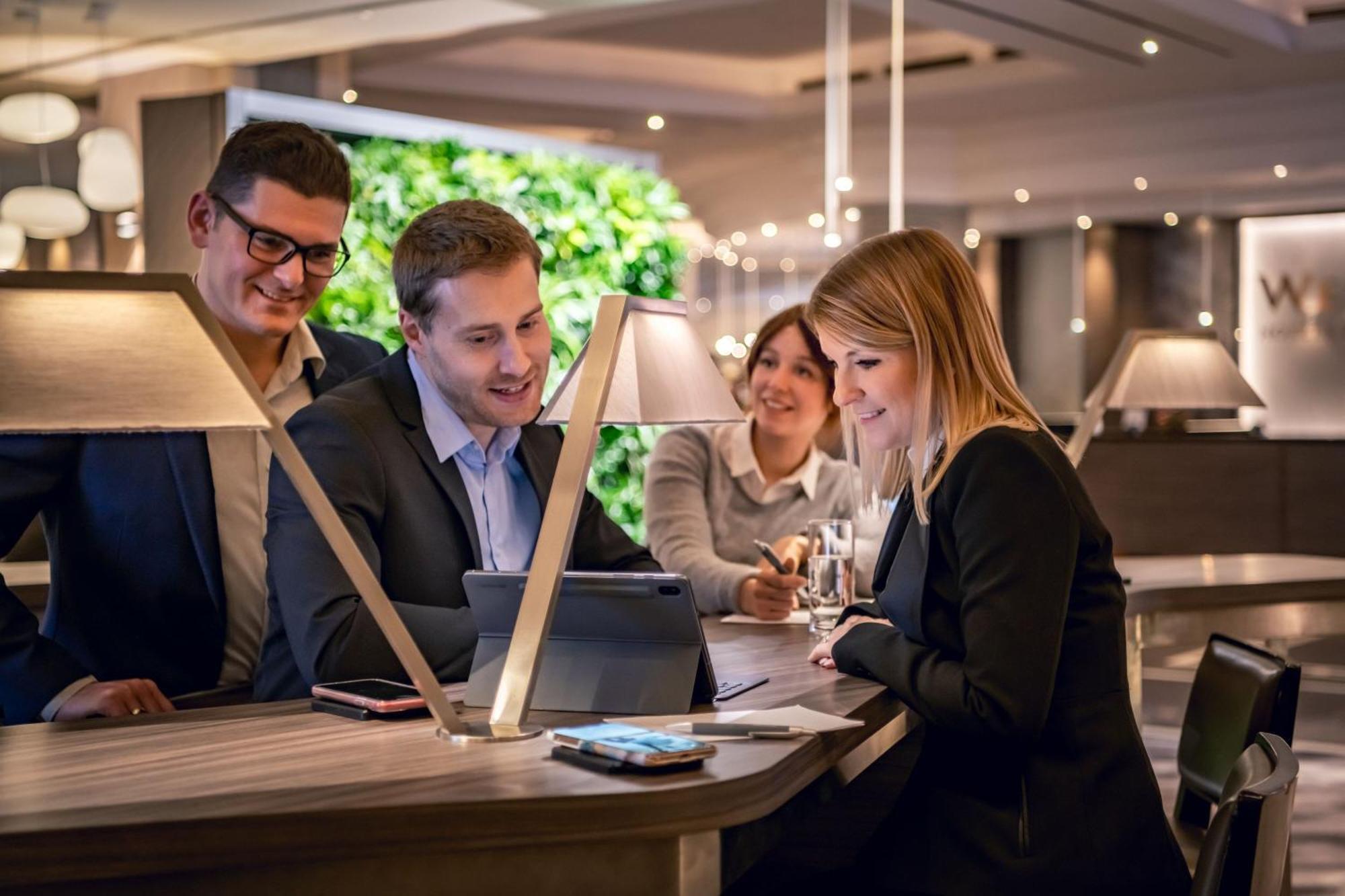 فندق ذا ويستن جراند ميونيخ المظهر الخارجي الصورة Businesspeople working together