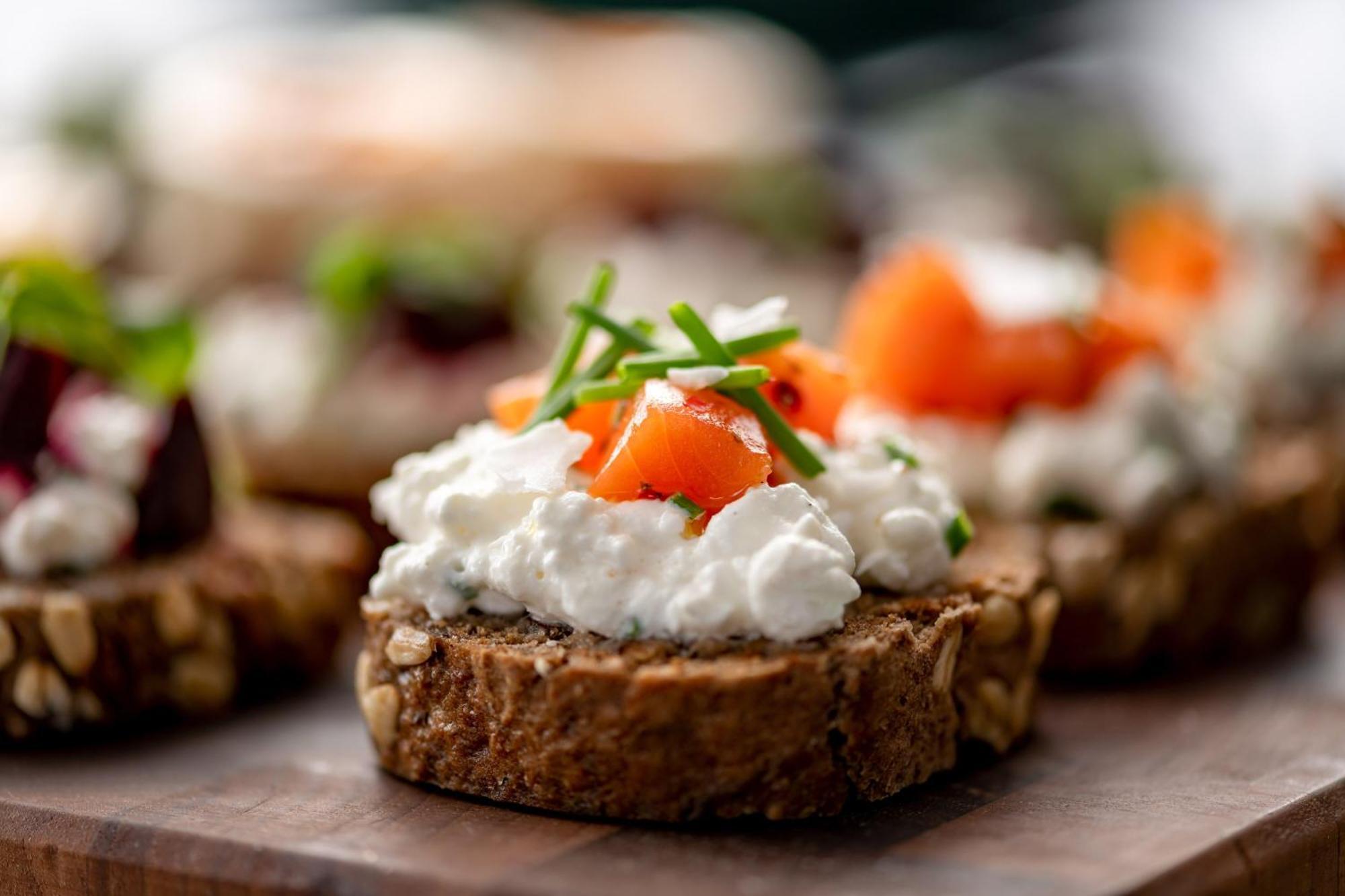 فندق ذا ويستن جراند ميونيخ المظهر الخارجي الصورة Goat's cheese on a slice of bread