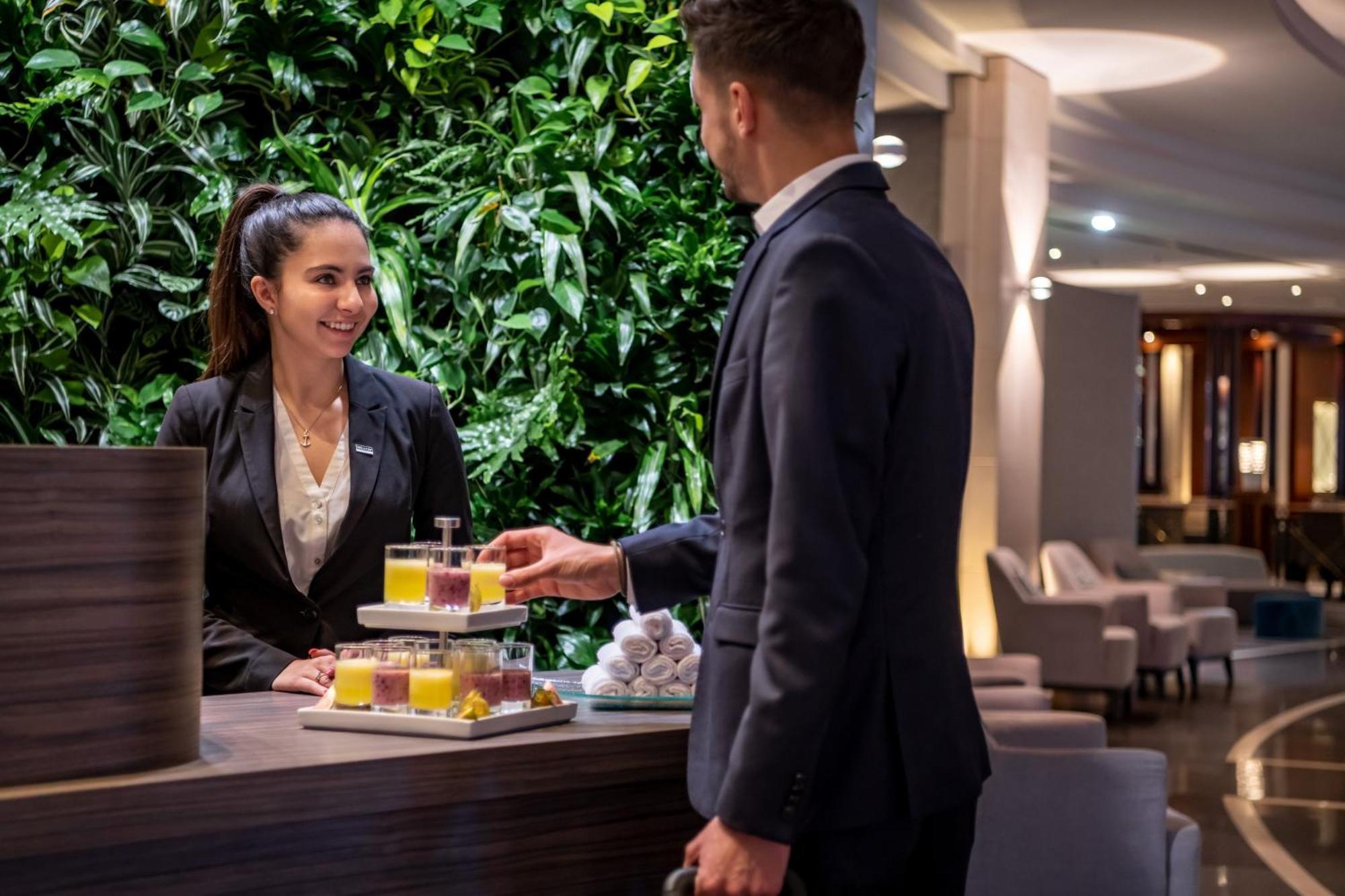 فندق ذا ويستن جراند ميونيخ المظهر الخارجي الصورة A hotel concierge